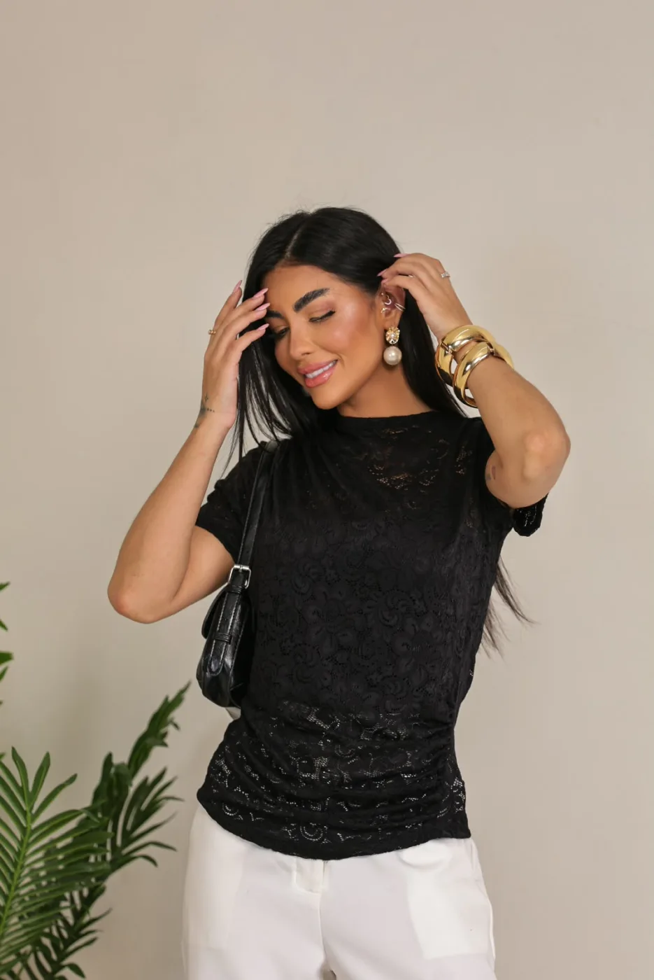Blusa de Renda Detalhes Laterais e nos Ombros